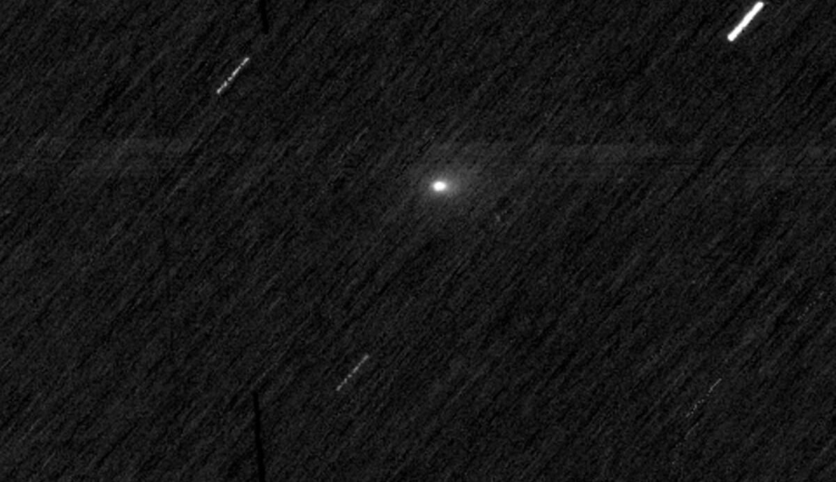 Image d'une comète lumineuse dans l'obscurité de l'espace