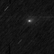 Image d'une comète lumineuse dans l'obscurité de l'espace