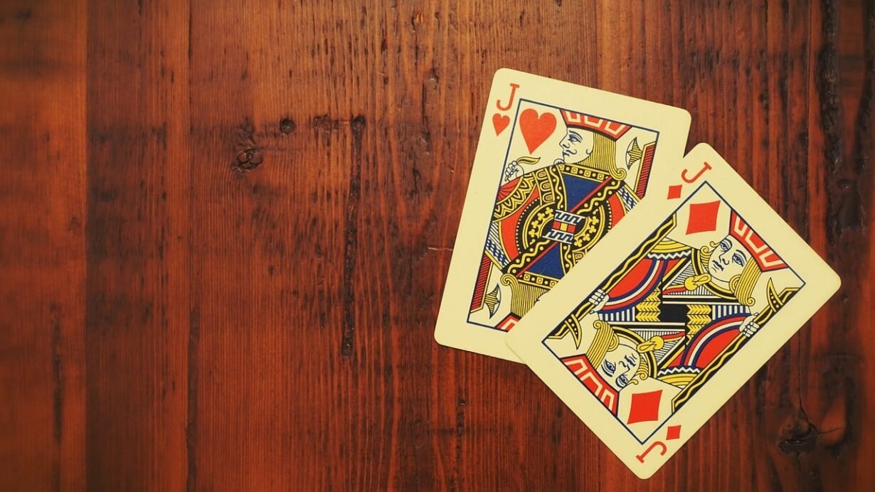 Deux cartes de valet sur une table en bois