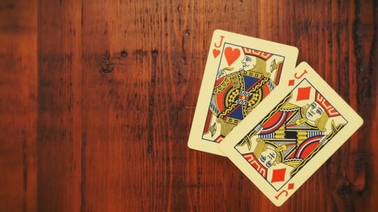 Deux cartes de valet sur une table en bois