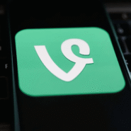 Logo de Vine affiché sur un téléphone devant un clavier