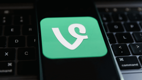 Logo de Vine affiché sur un téléphone devant un clavier