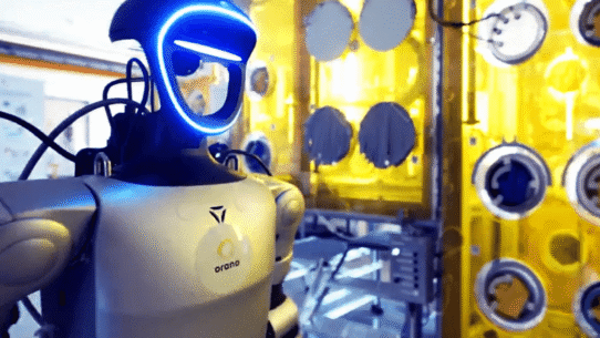 Robot humanoïde avec éclairage néon dans un laboratoire moderne