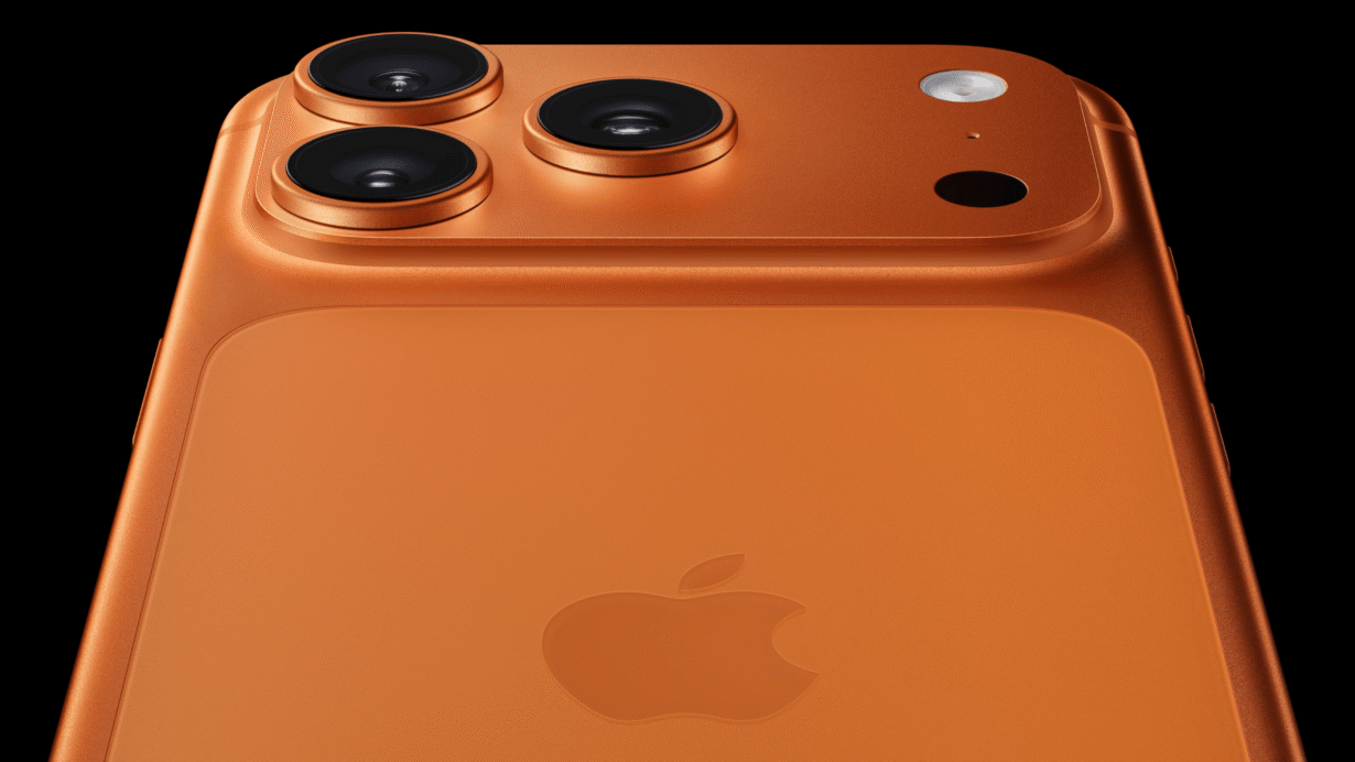 Smartphone orange avec triple caméra et logo Apple