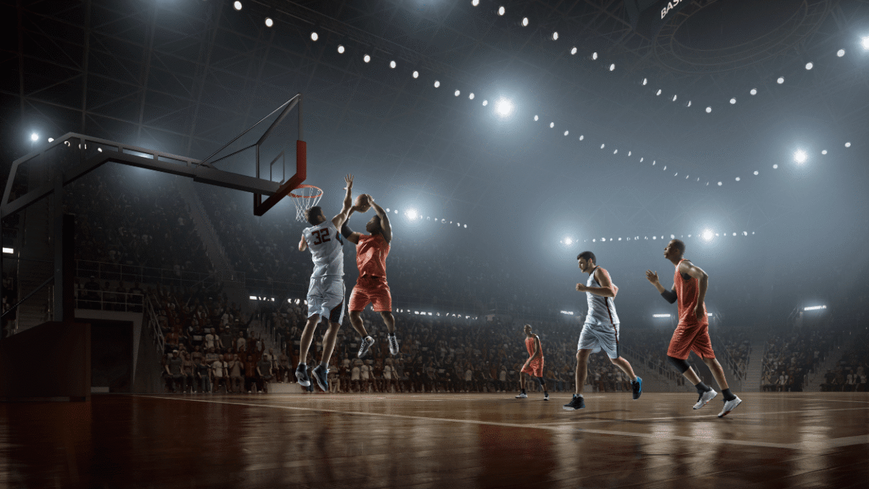 Joueurs de basket en action lors d'un match dans un stade plein