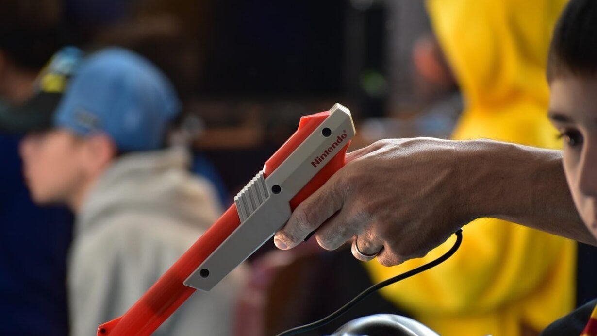 Main tenant un pistolet de jeu Nintendo rétro
