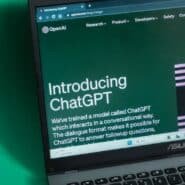 Écran d'ordinateur portable affichant la présentation de ChatGPT