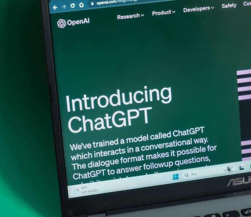 Écran d'ordinateur portable affichant la présentation de ChatGPT