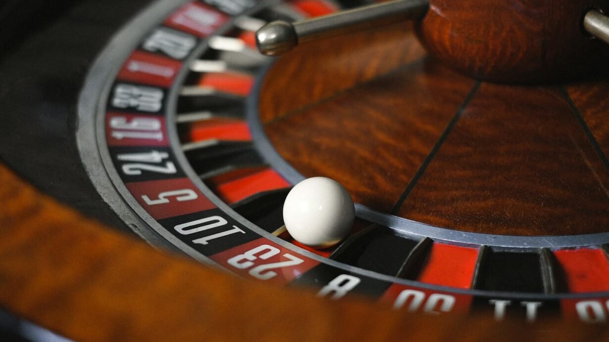 Roulette de casino avec bille sur le numéro 23