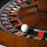 Roulette de casino avec bille sur le numéro 23