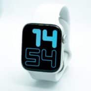 Montre connectée blanche avec affichage numérique bleu