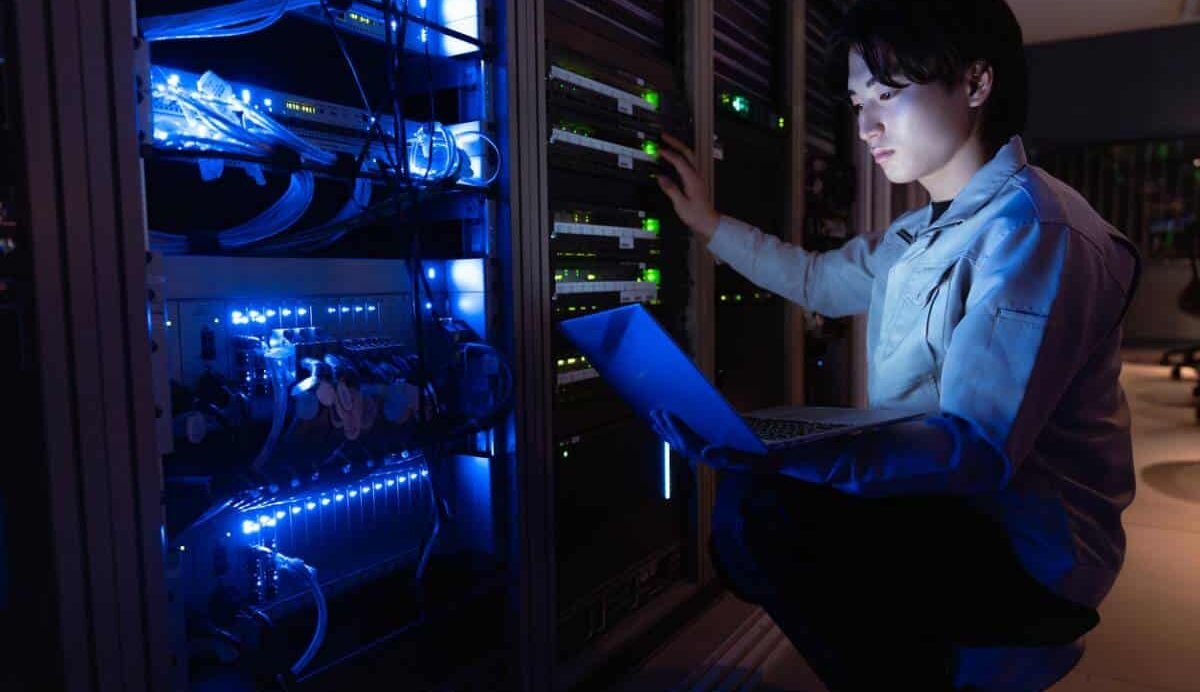 Technicien travaillant sur des serveurs dans un centre de données