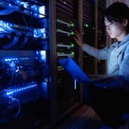 Technicien travaillant sur des serveurs dans un centre de données