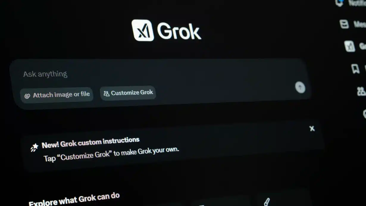 Interface sombre de l'application Grok avec options de personnalisation
