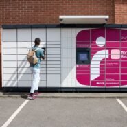 Homme avec un sac à dos utilisant un casier Mondial Relay