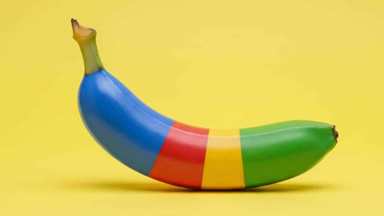 Banane multicolore sur fond jaune vif