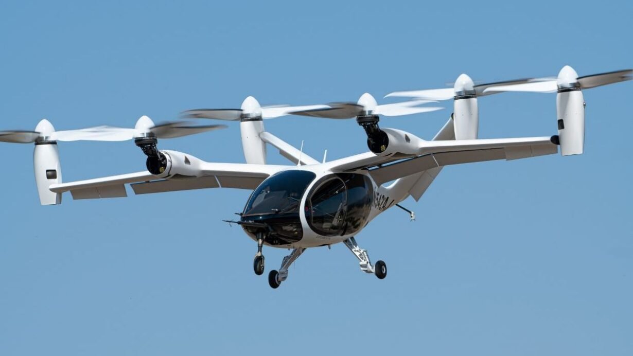 Drone aérien à multiples rotors en vol