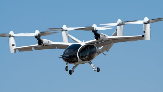 Drone aérien à multiples rotors en vol