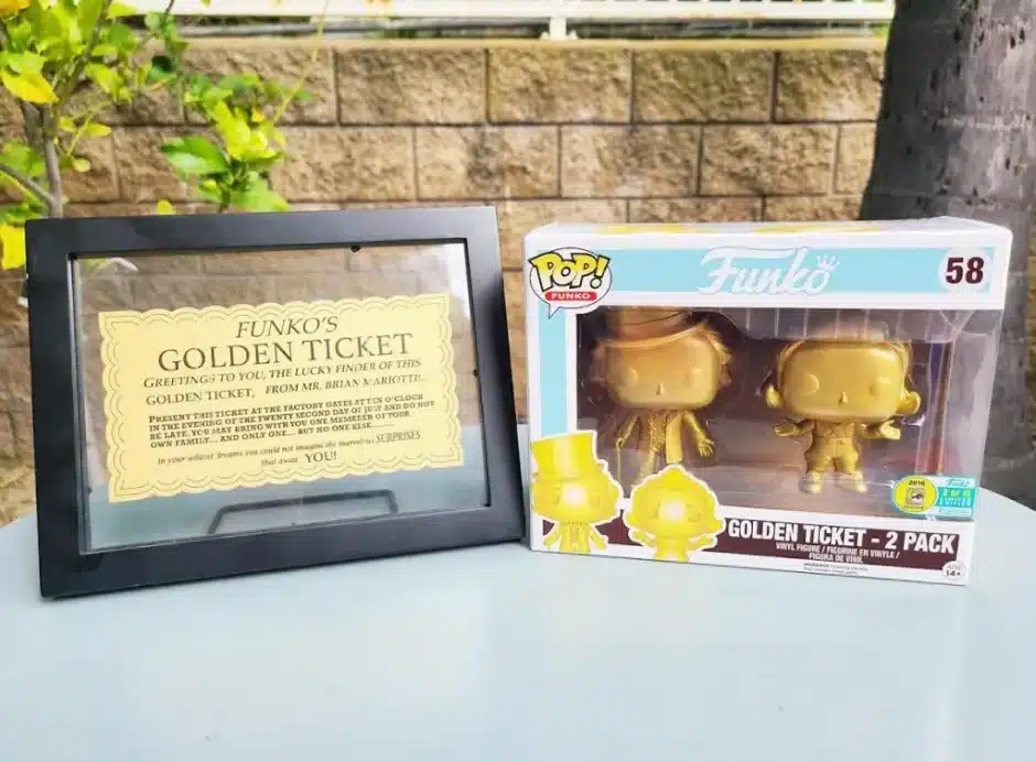 Figurines Funko Pop dorées avec un ticket doré encadré