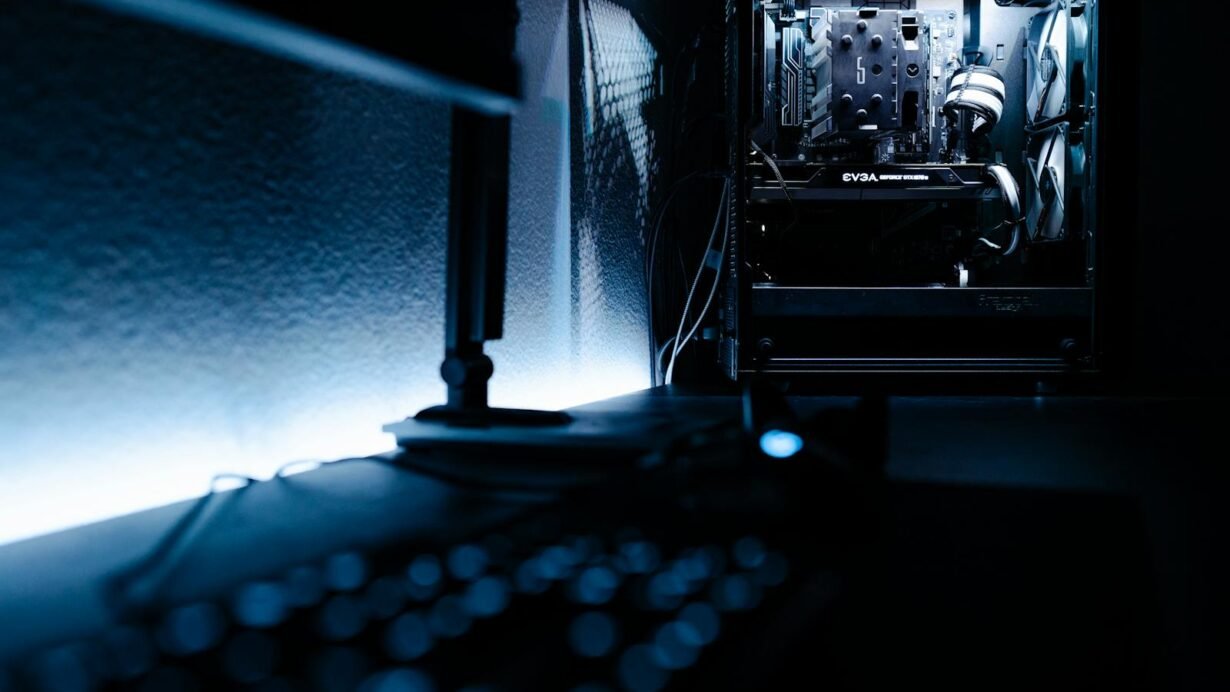 Homme tenant un parapluie rouge sous la pluie