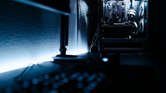 Homme tenant un parapluie rouge sous la pluie