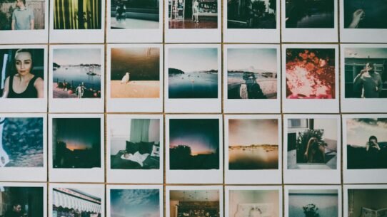 Femme souriante utilisant un ordinateur portable en extérieur