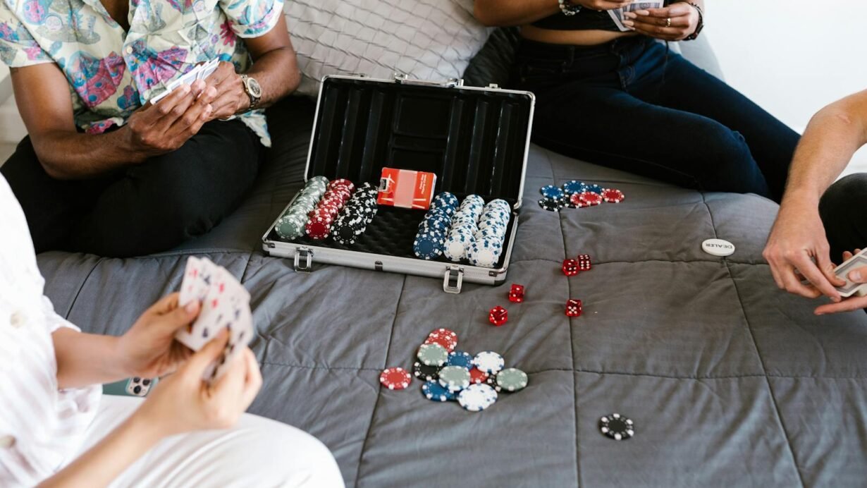Concert rock avec un groupe sur scène et une foule animée en extérieur