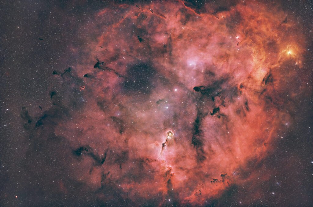 Vue spectaculaire d'une nébuleuse rouge dans l'espace