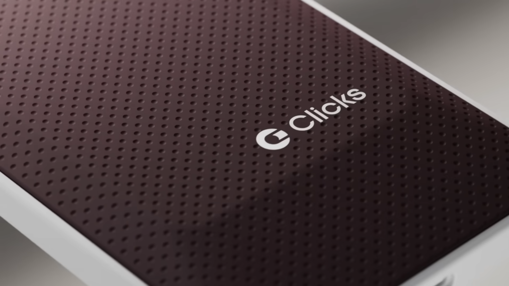 Surface perforée avec logo Clicks sur un appareil électronique