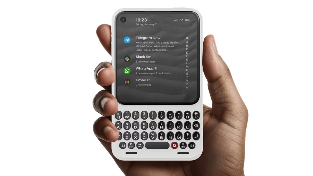 Smartphone avec écran tactile et clavier physique