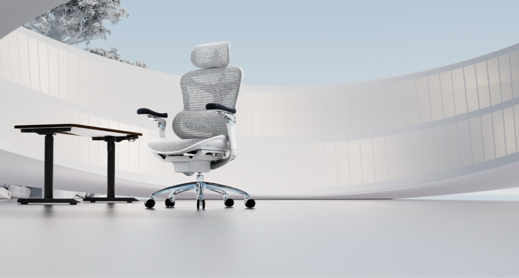 Chaise ergonomique moderne à côté d'un bureau dans un espace lumineux