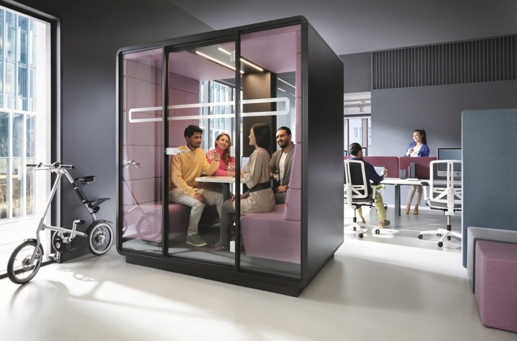 Intérieur d'un office pod équipé technologiquement