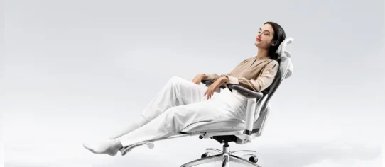 Femme détendue dans un fauteuil ergonomique blanc