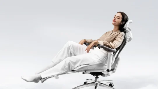 Femme détendue dans un fauteuil ergonomique blanc