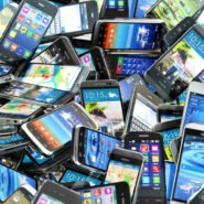 Smartphone reconditionné posé sur une table en bois