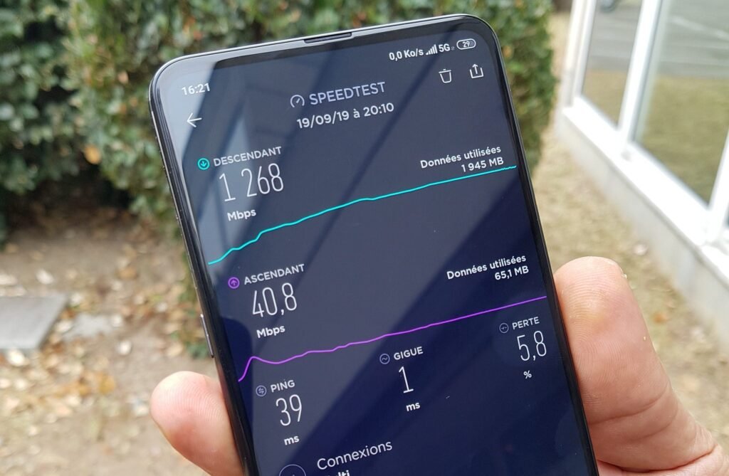 Smartphone affichant speedtest Free Mobile