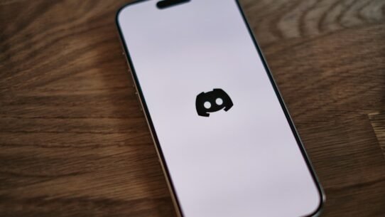 Des formes abstraites colorées sur une toile de peinture moderne