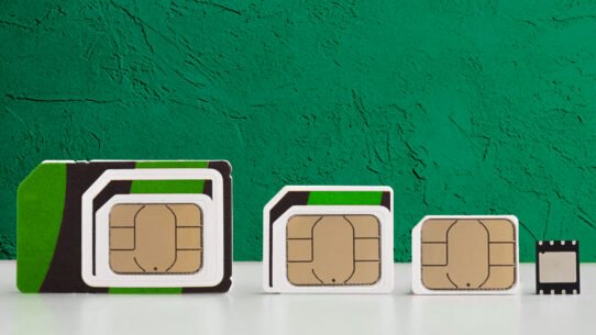 Carte eSIM et smartphone moderne