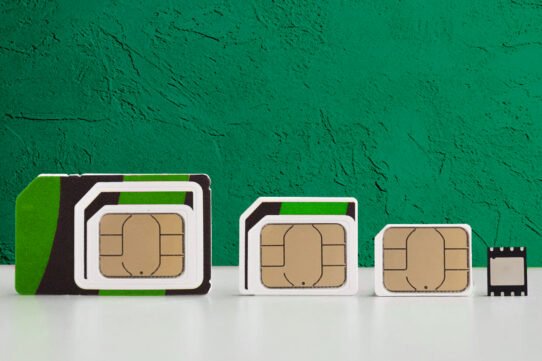 Carte eSIM et smartphone moderne