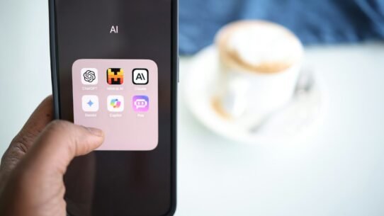 Homme observant son smartphone dans un bureau lumineux