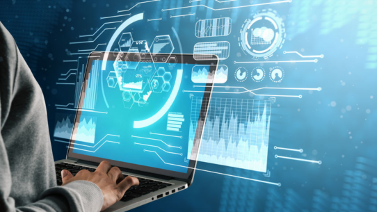 Montagnes couvertes de neige avec un ciel ensoleillé