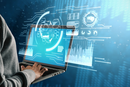 Montagnes couvertes de neige avec un ciel ensoleillé