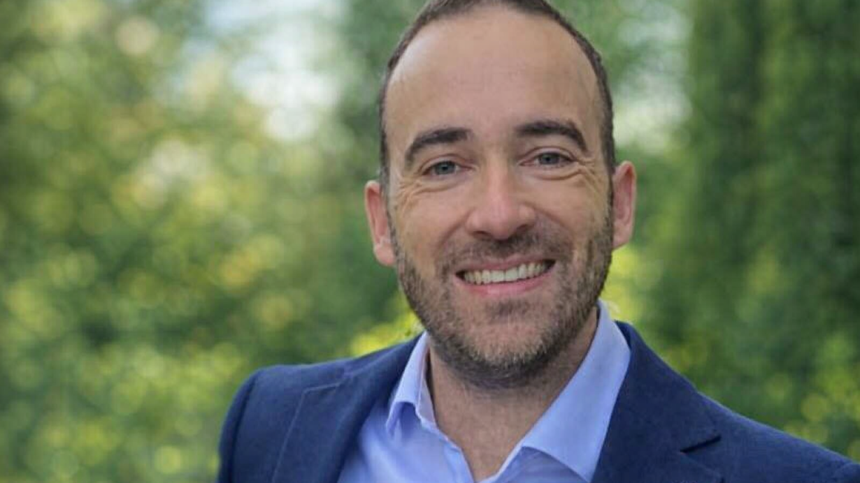 Portrait de Marc Prieur en conférence devant un écran