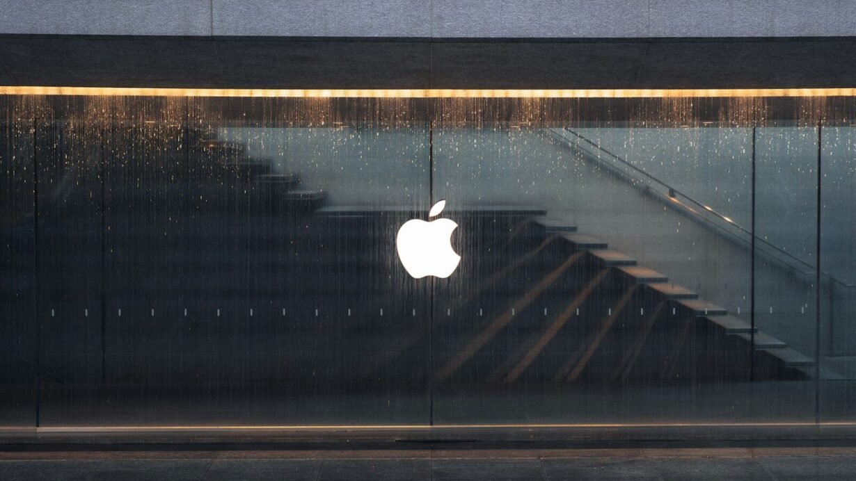 Femme souriante utilisant un téléphone avec des écouteurs