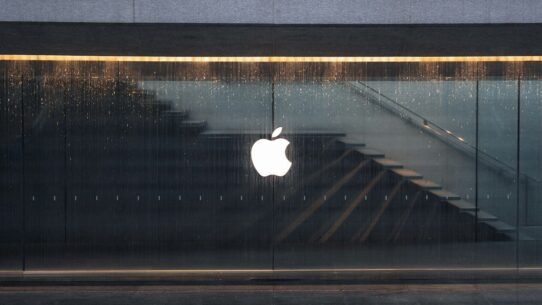 Femme souriante utilisant un téléphone avec des écouteurs