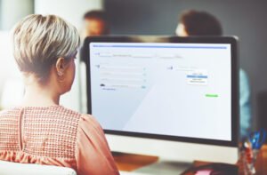 Écran Mac affichant une recherche d'emails