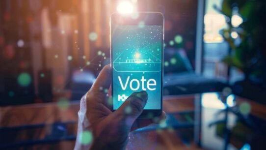 Chalet en bois au bord d'un lac avec montagnes en arrière-plan