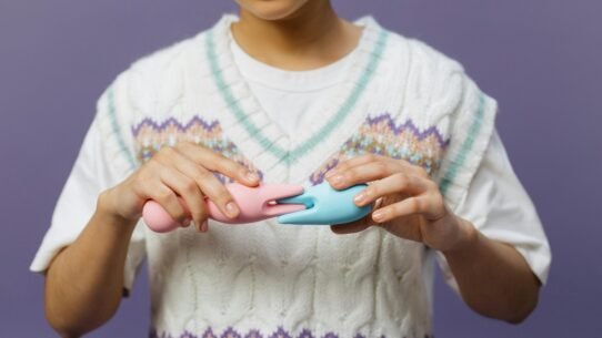 Femme concentrée lisant un livre dans une bibliothèque moderne