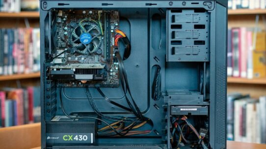 Ordinateur portable affichant du code informatique