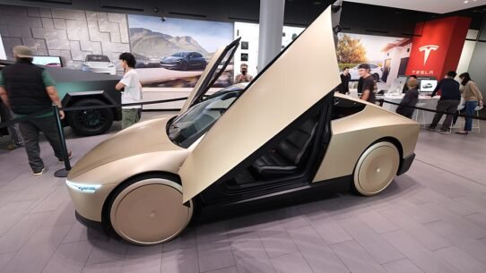 La Tesla Cybercab à Santana Row en 2024.